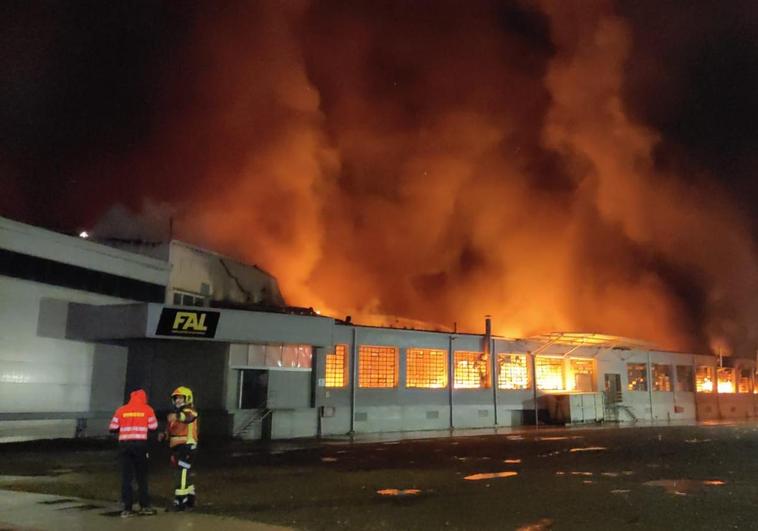 Un incendio calcina de madrugada Calzados Fal en Arnedo